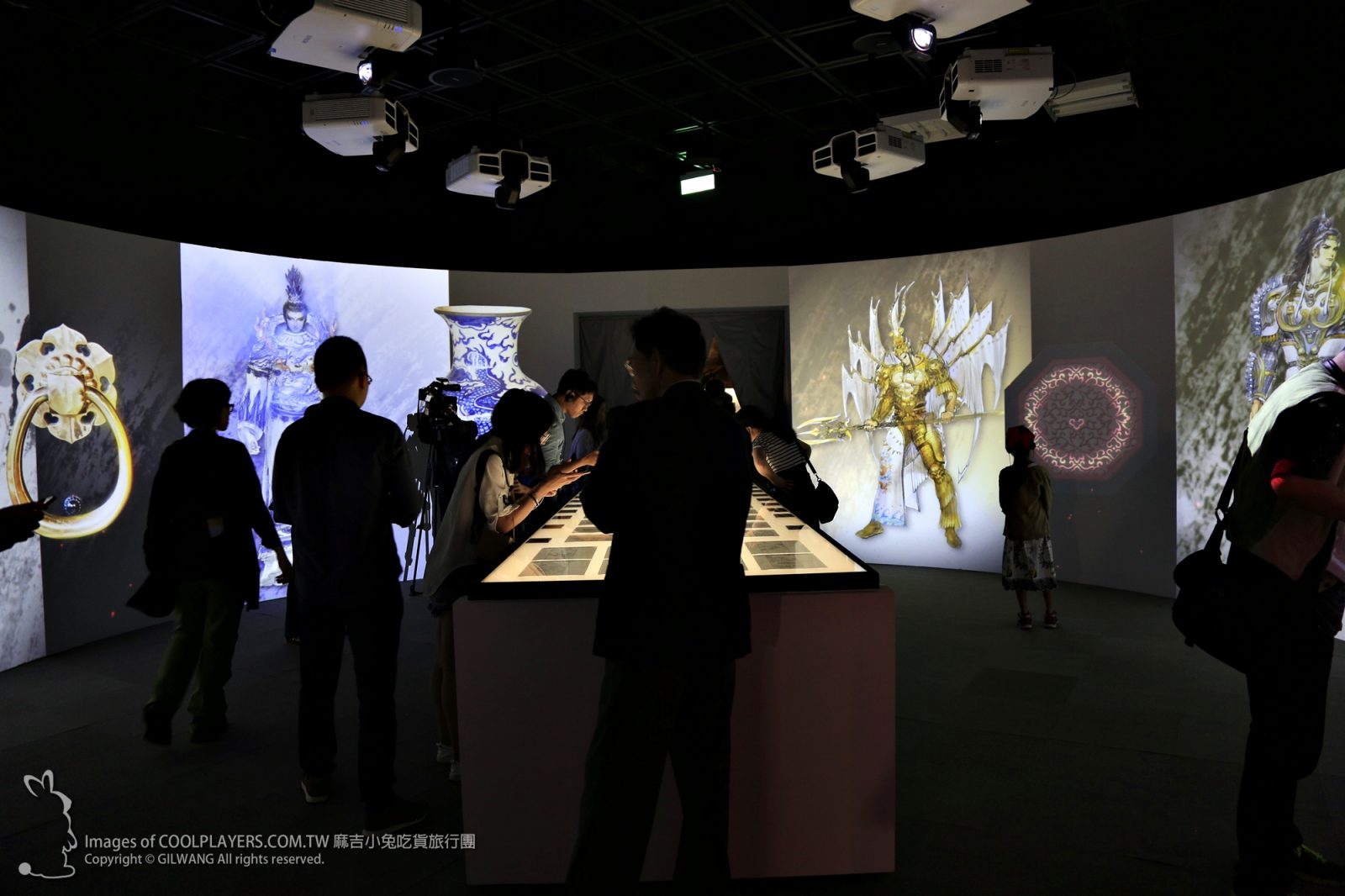 【千年一問 故宮鄭問大展】首位故宮展出漫畫家 獨特風格 經典鄭問 @麻吉小兔。世界行旅