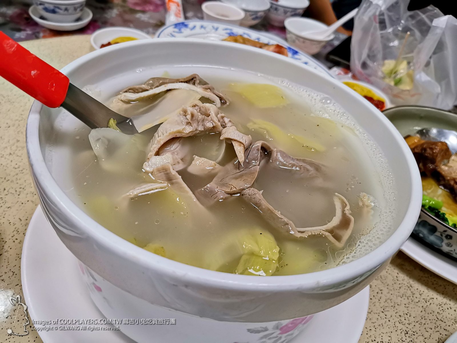 台南老店【正宗羊城油雞。羊城小食】滑嫩美味最強油雞~台南巷弄美食必吃大推薦 @麻吉小兔。世界行旅