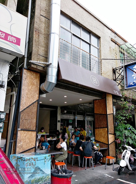 台南私房早餐【呂早餐店】人氣『打拋豬肉蛋餅』排隊才吃得到 @麻吉小兔。世界行旅